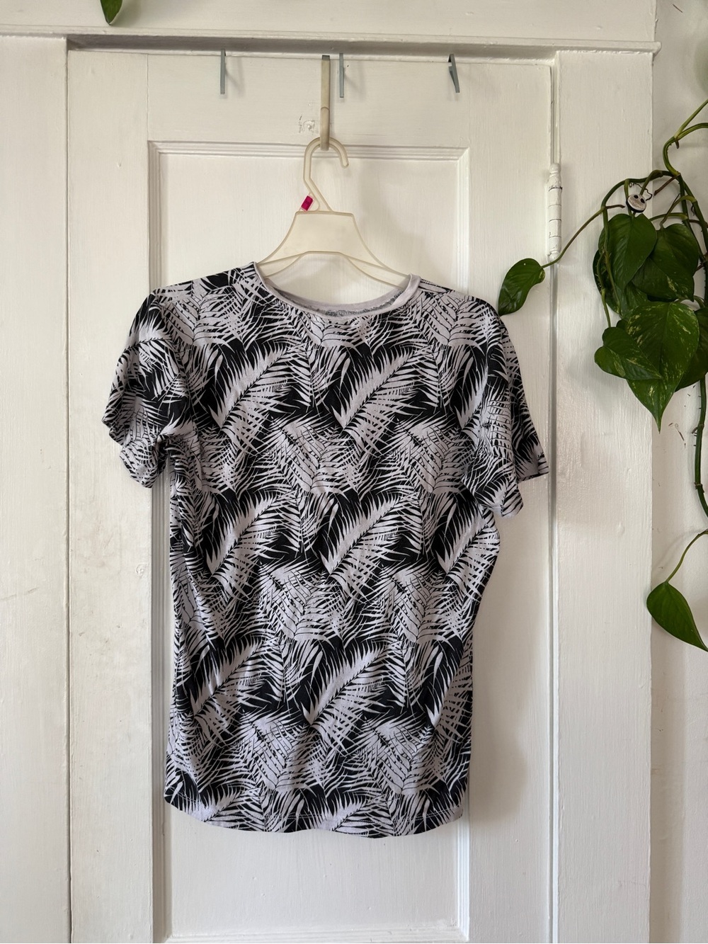 H&M Black and White Palm Leaf Short Sleeve Tee
